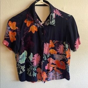 ⭐️ 3/$20 floral crop button down XS